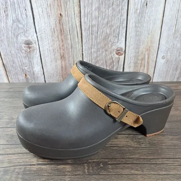 Crocs Sarah Clog Dual Comfort Slip On Mules Women's Sz 8 Brown - Picture 1 of 9